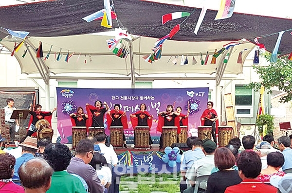 지난달 27일 관고1통 한아름공원 야외무대에서 관고전통시장 상인회와 함께 엄태준 시장, 송석준 국회의원, 도의원과 시의원 관내 사회.기관 단체장, 시민 등 300여명이 참석한 가운데 '관고전통시장과 함께하는 힐링페스티벌'이라는 주제로 야외무대 준공기념 행사를 성황리에 개최했다.