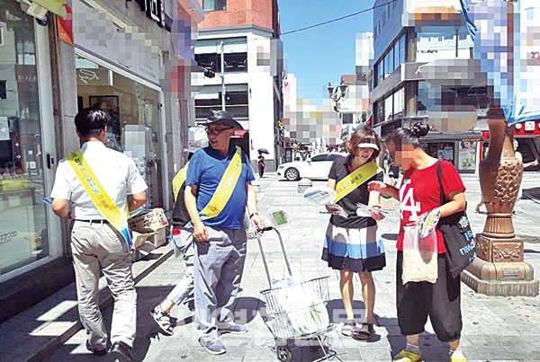 창전동행정복지센터와 지역사회보장협의체은 지난달 31일 폭염특보에도 불구하고 창전동행정복지센터 주변 고시텔 및 관고시장 및 중앙통 상가를 중심으로 복지사각지대 발굴을 위한 가두홍보를 펼쳤다.