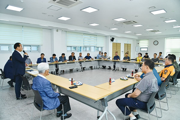 정동균 양평군수가 양평읍  직원 등 관계자들이 참석한 가운데 군정방향을 설명하고 있다.