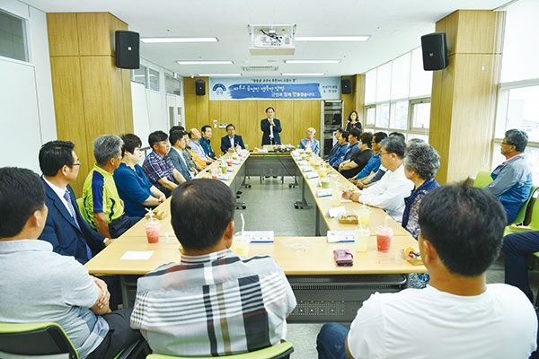 정동균 양평군수가 강상면 주민들과 간담회를 갖고 1,500여 공직자와 함께 주민을 하늘처럼 섬기며 소통하겠다고 다짐하고 있다..