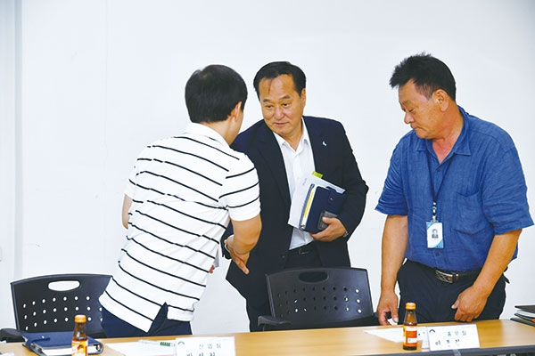 정동균 양평군수가 강하면을 방문,  직원들과 악수하며 소통하고 있다.