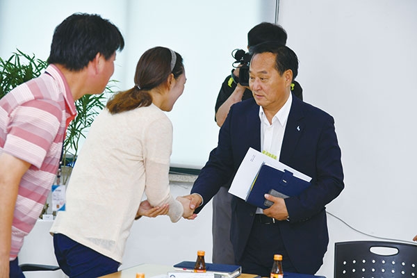 정동균 양평군수가 강하면을 방문한 자리에서 직원들과 만나 수직적 관계보다 수평적 관계의 소통의 중요성을 강조했다.