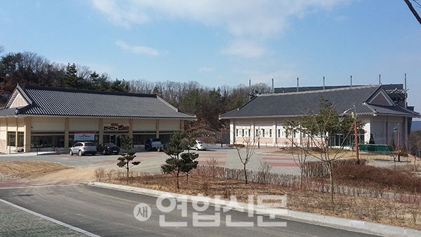 ▲㈜숭례원에서 운영하는 ‘한국인의 밥심’(사진왼쪽),  사진 오른쪽으로는 CJ에서 운영하는 ‘한식대첩 촬영소’ 이다.