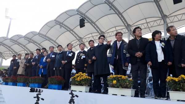 대축전 단상에 나와 단체로 선수단을 격려하고 응원하는 모습