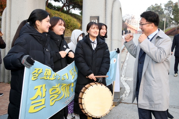 엄태준 이천시장이 2019학년도 대학수학능력시험이 치러진 15일 오전 이천고등학교에서 응원나온 학생들과 함께 수능생들을 응원하고 있다.