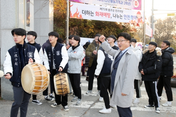 엄태준 이천시장이 2019학년도 대학수학능력시험이 치러진 15일 오전 이천제일고에서 응원나온 학생들과 함께 수능생들을 응원하고 있다.