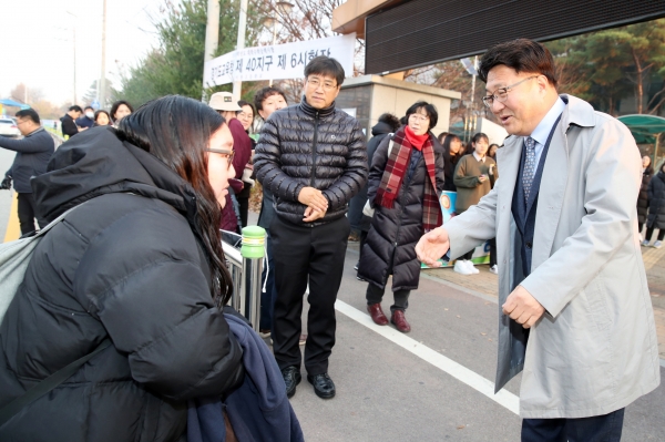 엄태준 이천시장이 2019학년도 대학수학능력시험이 치러진 15일 오전 이현고등학교에서 응원나온 학생들과 함께 수능생들을 응원하고 있다.