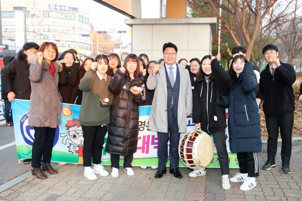 엄태준 이천시장이 2019학년도 대학수학능력시험이 치러진 15일 오전 이현고등학교에서 응원나온 학생들과 함께 수능생들을 응원하고 있다.