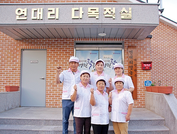 여민락주 이무권 대표(좌측 첫 번째)와 연대리영농조합법인 조합원들이 여주 최고의 전통 명주를 만들겠다며 힘차게 파이팅을 외치고 있다.