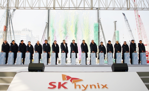 왼쪽부터 안재현 SK건설 CEO, 이형희 사회공헌위원장, 강국모 SK하이닉스 청주노조위원장, 이장호 SK하이닉스 이천노조위원장, 이석희 SK하이닉스 CEO, 박정호 글로벌성장위원장, 장동현 SK㈜ CEO, 최재원 SK그룹 수석부회장, 최태원 SK그룹 회장, 조대식 SK수펙스추구협의회 의장, 김준 Comm.위원장, 박성욱 ICT위원장, 서진우 인재육성위원장, 최종원 SK하이닉스 사외이사, 조현재 사외이사, 신창환 사외이사, 정태성 SK하이닉스 낸드사업개발총괄
