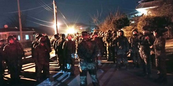 화재를 진압하기 위해 나선 특전사령부 3공수여단 장병들.
