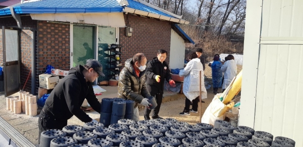 강하면 행복돌봄추진단 연탄봉사 모습