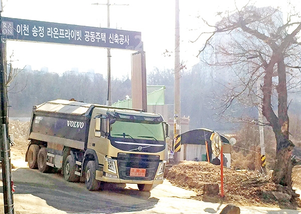 ▲ 이천 송정 라온프라이빗 공사 현장에서 덤프트럭이 세륜시설이나 집진시설을 거치지 않고 먼지를 고스란히 날리며 출입하고 있다.