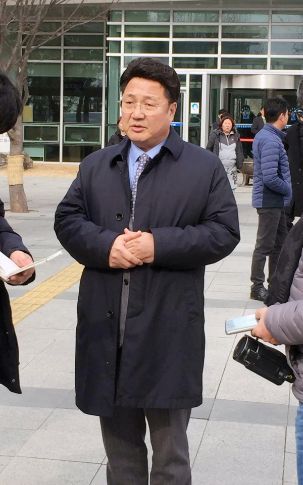 31일 엄태준 이천시장이 법원을 나오면서 기자들의 질문에 답하고 있다.