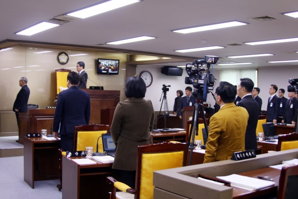 15일 제259회 양평군의회 임시회 제1차 본회의가 박현일 의원이 불참한 가운데 개회되고 있다.