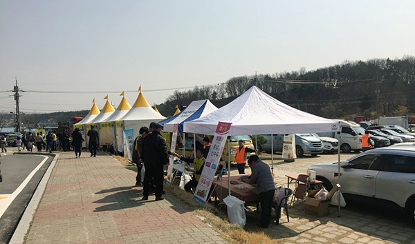주차공간이 절대적으로 부족한 상황이었음에도 주차장 일부 공간에 부스용 천막이 설치돼 있다.