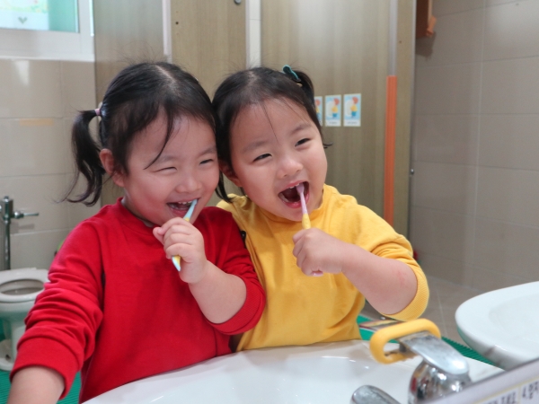 제11회 전국 행복한 우리아이 사진 콘테스트 갈산어린이집 '반짝반짝 충치세균을 물리쳐요' 작품