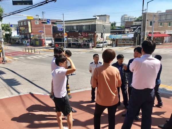 25일 고교학부모회, 시청, 경찰서, 학교 관계자들이 학교 주변 교통안전과 관련한 현장 확인하는 모습