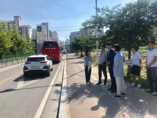 25일 고교학부모회, 시청, 경찰서, 학교 관계자들이 학교 주변 교통안전과 관련한 현장 확인하는 모습