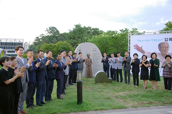 △제74주년 광복절을 하루 앞둔 지난 14일 이천아트홀 앞 잔디광장에 ‘이천평화의 소녀상’이 세워졌다.