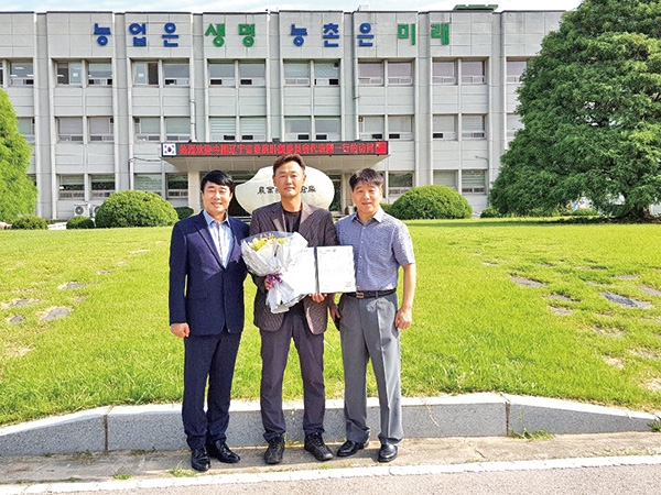이문식 대표가 지난 2일 경기도농업기술원 농업과학연구관에서 열린 포도품평회 시상식에서 캠벨 부문 대상을 수상했다.