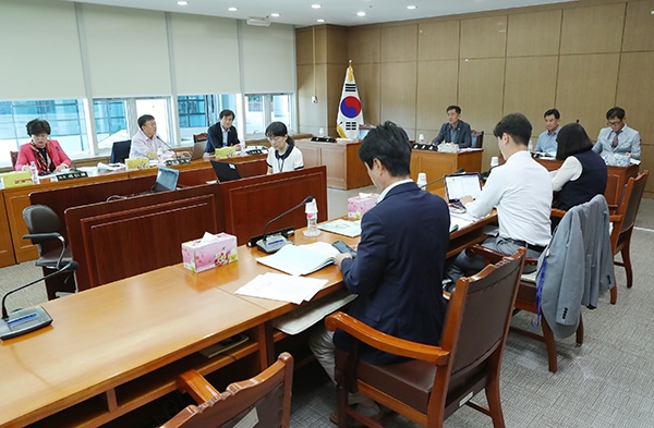 지난 18일 이천시와 이천시의회에 따르면 심의래(더불어민주당) 의원 등 시의원 6명이 발의한 ‘여성청소년 위생용품 지원 조례안’이 이천시의회 자치행정위원회에서 조례안 처리가 보류됐다.