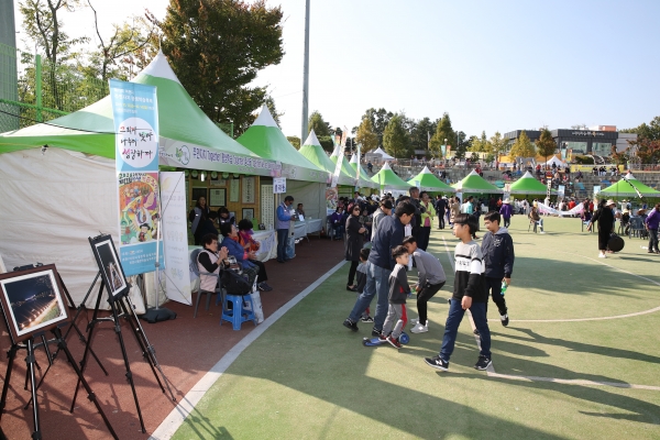 지난 2018년 축제시 부스 설치 모습(성장마당 부스)