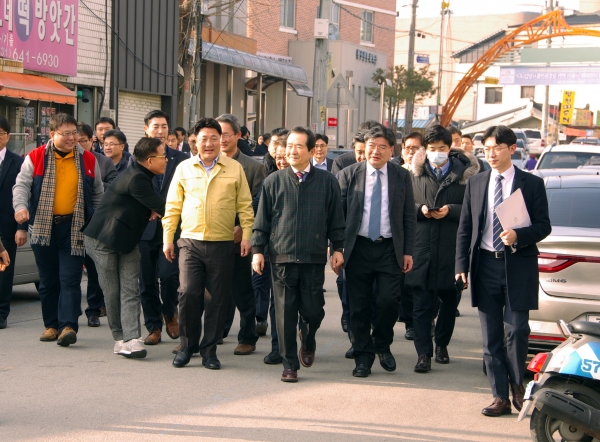 장호원 전통시장을 둘러보는 정세균 국무총리