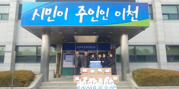 이천새마을금고는 대월면에 ‘사랑의 쌀과 라면’을 전달했다.