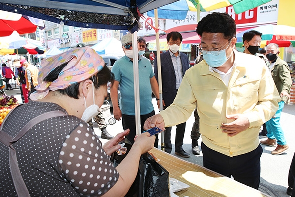 △이천시는 코로나19로 인한 소비·내수 감소에 따른 지역경제 위축에 선제적으로 대응해 지역 경기를 부양하고자 각 행정부에서 즉시 실행 가능한 36개 정책을 추진하고 있다.