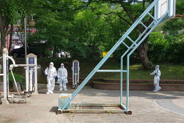 창전동 관내 다중이용시설을 행복마을지킴이들이 꼼꼼하게 방역하고 있다.