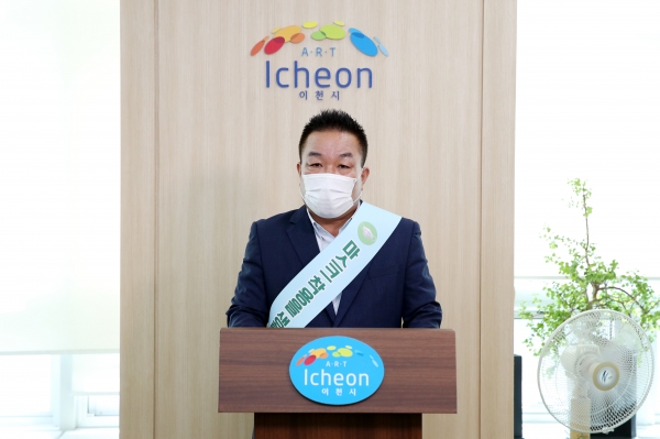 이천시 35개 주요 시민사회단체로 구성된 미래이천시민연대 황인천 공동의장이 코로나19 재확산에 따른 대시민 호소문을 발표하고 있다.