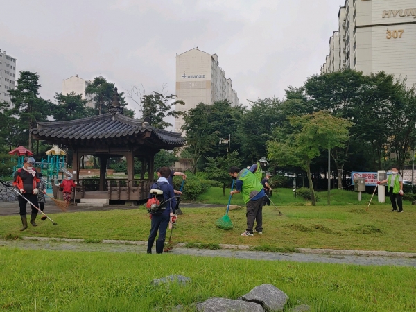 증포동통장단협의회, 도로변 제초작업 및 코로나19방역