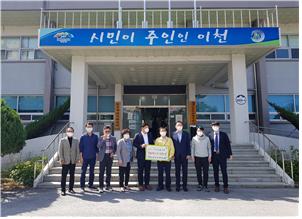 생활용품 제조업체인 와이지팩토리(대표 김연구)가 장호원읍에 마스크 10만개를 기탁했다.