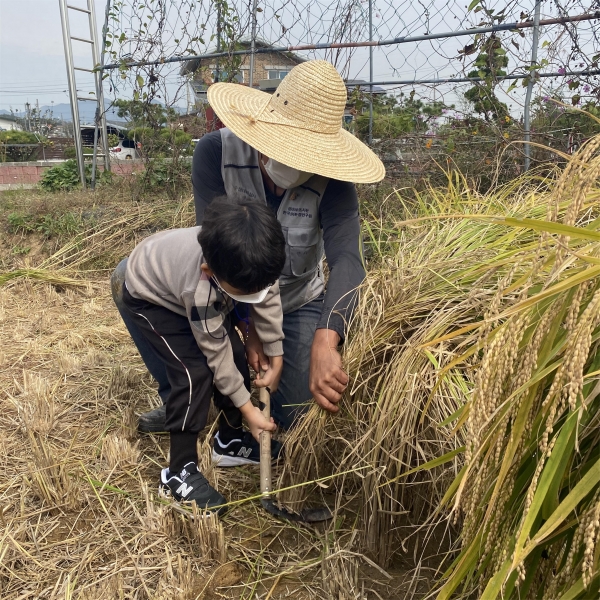 "쌀(米)쌀(米)한 가을 나들이_푸드마일리지를 줄이기 위한 방법과 지역 농산물의 종류에 대한 설명을 듣고 있다"