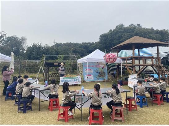 "쌀(米)쌀(米)한 가을 나들이_푸드마일리지를 줄이기 위한 방법과 지역 농산물의 종류에 대한 설명을 듣고 있다"