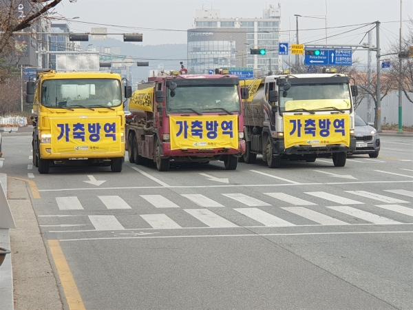 이천시는 도로변 방역소독을 위해 15t급 살수차 3대를 동원하여 도로변 소독을 실시하고 있다.