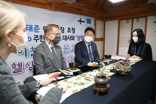 엄태준 이천시장, 페카 메쪼 주한 핀란드 대사와 휴머니즘정책 좌담 나눠