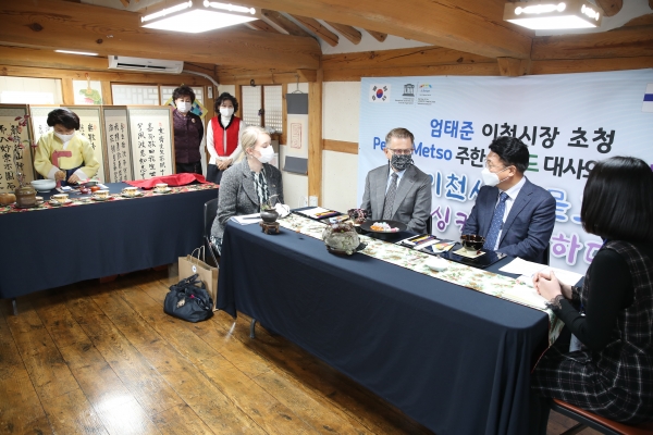 엄태준 이천시장, 페카 메쪼 주한 핀란드 대사와 휴머니즘정책 좌담 나눠