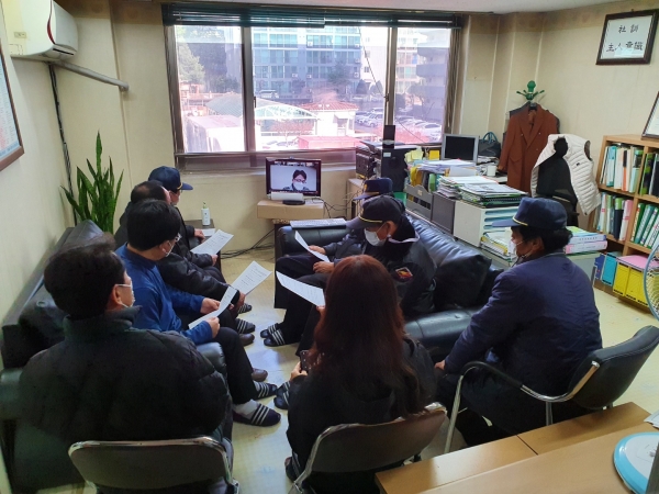 클라우드 기반 화상회의 시스템으로 시행된 공동주택 방범 및 소방안전 교육을 이천시 아파트에 근무 중인 한 경비원이 수강하고 있는 모습