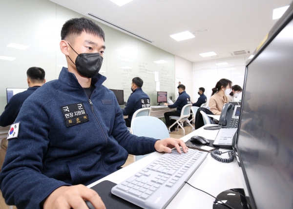 수도권 역학조사 지원중인 특전사 장병들이 보건소에서 행정지원 임무를 수행하고 있다