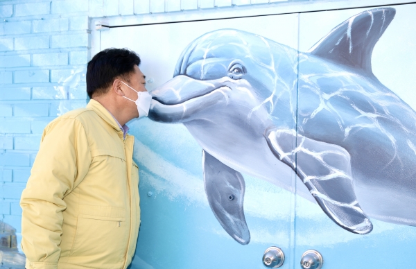 학교앞 비상급수시설 돌고래와 함께 사진찍어요