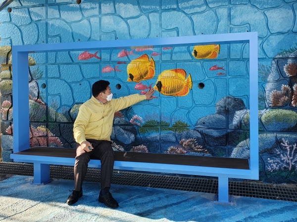 학교앞 비상급수시설 돌고래와 함께 사진찍어요