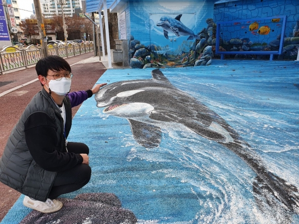학교앞 비상급수시설 돌고래와 함께 사진찍어요