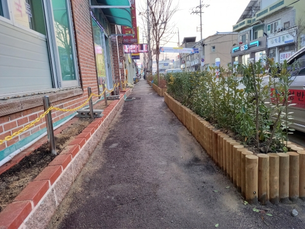 "마을가꾸기 사업으로 추진한 정원거리" "마을가꾸기 사업으로 추진한 한평미술관 전경"