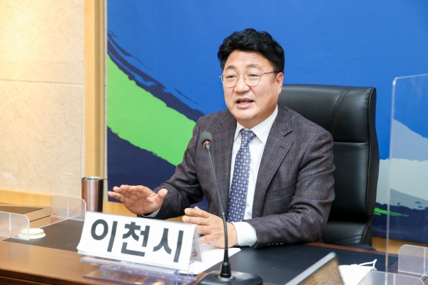 엄태준 이천시장, '비대면 원격으로 진행된 여성친화도시' 심사 장면이다.