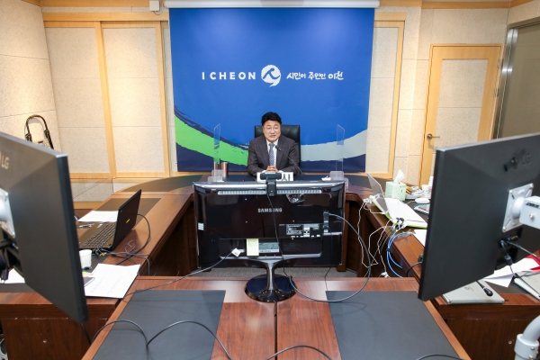 엄태준 이천시장, '비대면 원격으로 진행된 여성친화도시' 심사 장면이다.