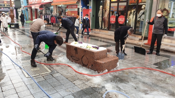 이천시 중앙로 상점가에서 상인회 회원들이 눈 치우기에 구슬땀을 흘렸다.