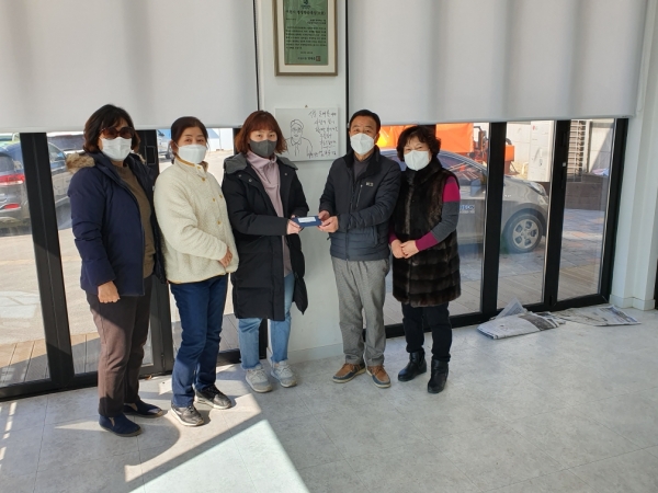 신둔면 주민자치위원회 다자녀가구 상품권으로 설날선물 전달