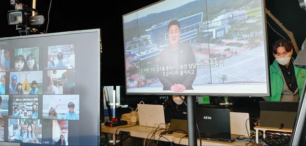대디캠프가 진행 중인 야외 스튜디오에서 시설물을 점검하고 있는 오 회장(사진 오른쪽). 사진/김대운 대기자